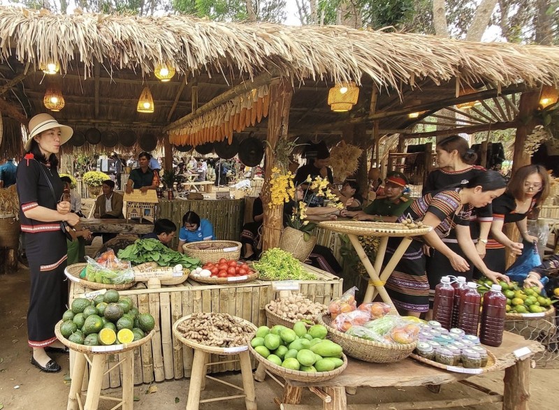 Kon Tum: Chợ phiên “Đăk Hà ngày mùa” hấp dẫn thu hút hàng nghìn người tham quan, mua sắm