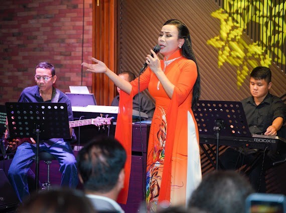 Ca sĩ Lily Thanh Huệ mê hoặc khán giả trong Đêm nhạc “Nếu đời không có anh”