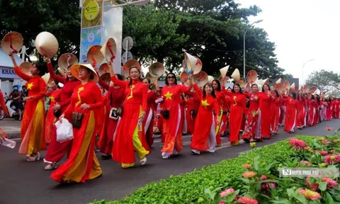 Hơn 6.000 phụ nữ Khánh Hòa diễu hành tôn vinh áo dài trên phố