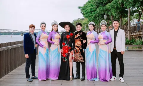 Cuộc thi Hoa hậu Quý bà Việt Nam Toàn cầu 2023 trình diễn thời trang tại cầu Gỗ Lim