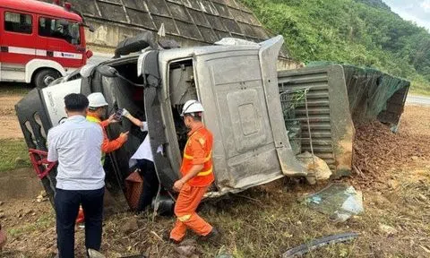 Ô tô tải lật trên cao tốc La Sơn - Túy Loan, tài xế tử vong