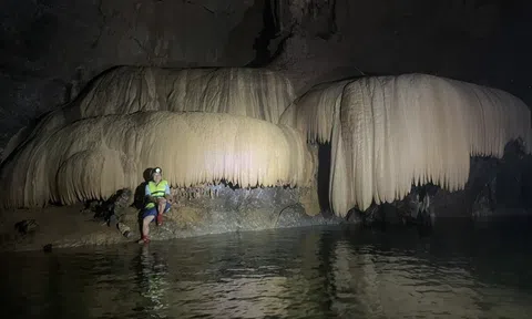 Cận cảnh rèm thạch nhũ khổng lồ đẹp "mê hồn" trong hang động mới phát hiện ở Quảng Bình