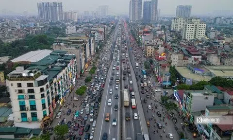 Hà Nội: Người dân đổ ra bến xe về quê khiến giao thông ùn ứ