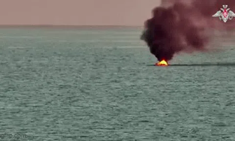 Khoảnh khắc xuồng máy Ukraine nổ tung, bốc cháy dữ dội sau đòn tấn công chính xác của Nga