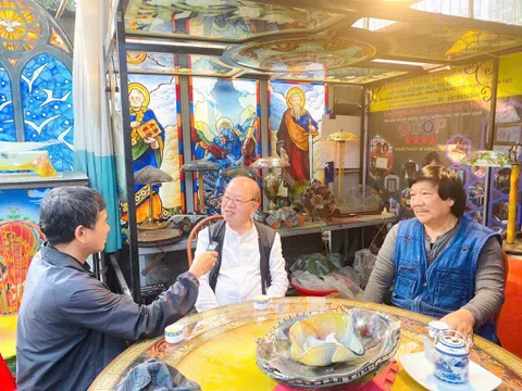 Vinh COBA không ngừng thăng hoa trong nghệ thuật tranh kính